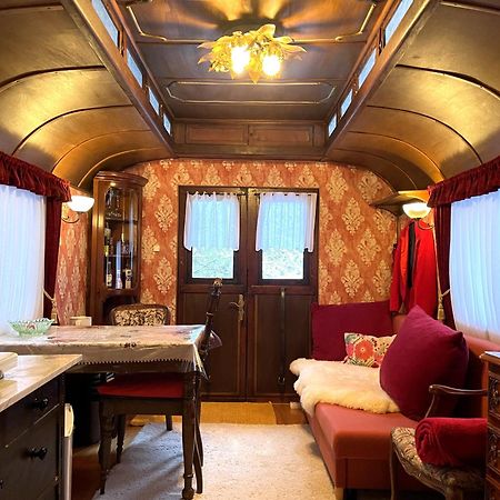 Historischer Zirkuswagen Mit Terrasse Und Blick Ins Gruene Witzenhausen Esterno foto