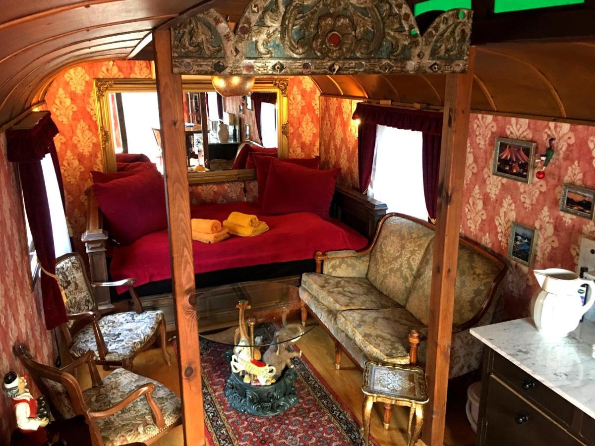 Historischer Zirkuswagen Mit Terrasse Und Blick Ins Gruene Witzenhausen Esterno foto