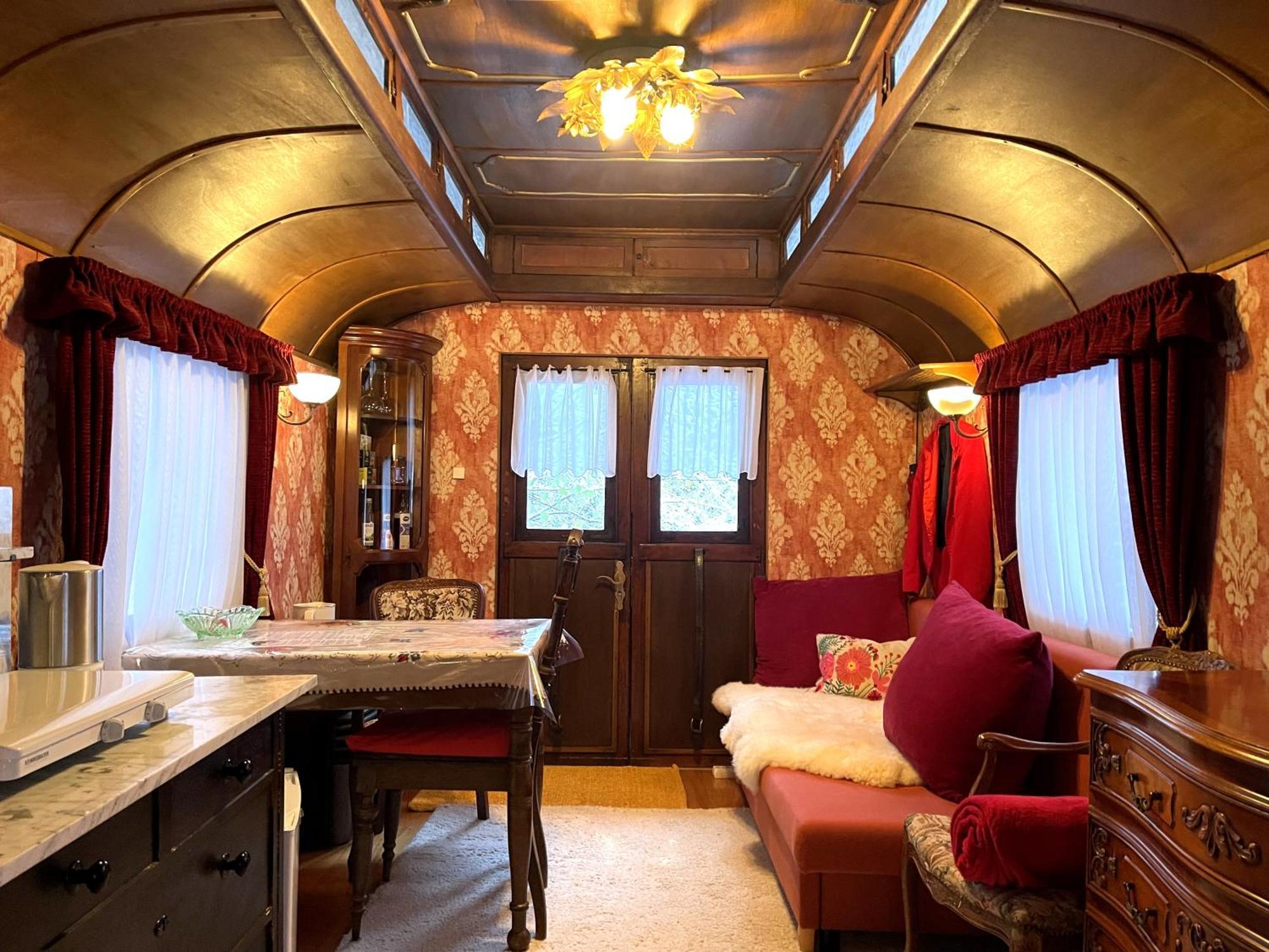 Historischer Zirkuswagen Mit Terrasse Und Blick Ins Gruene Witzenhausen Esterno foto