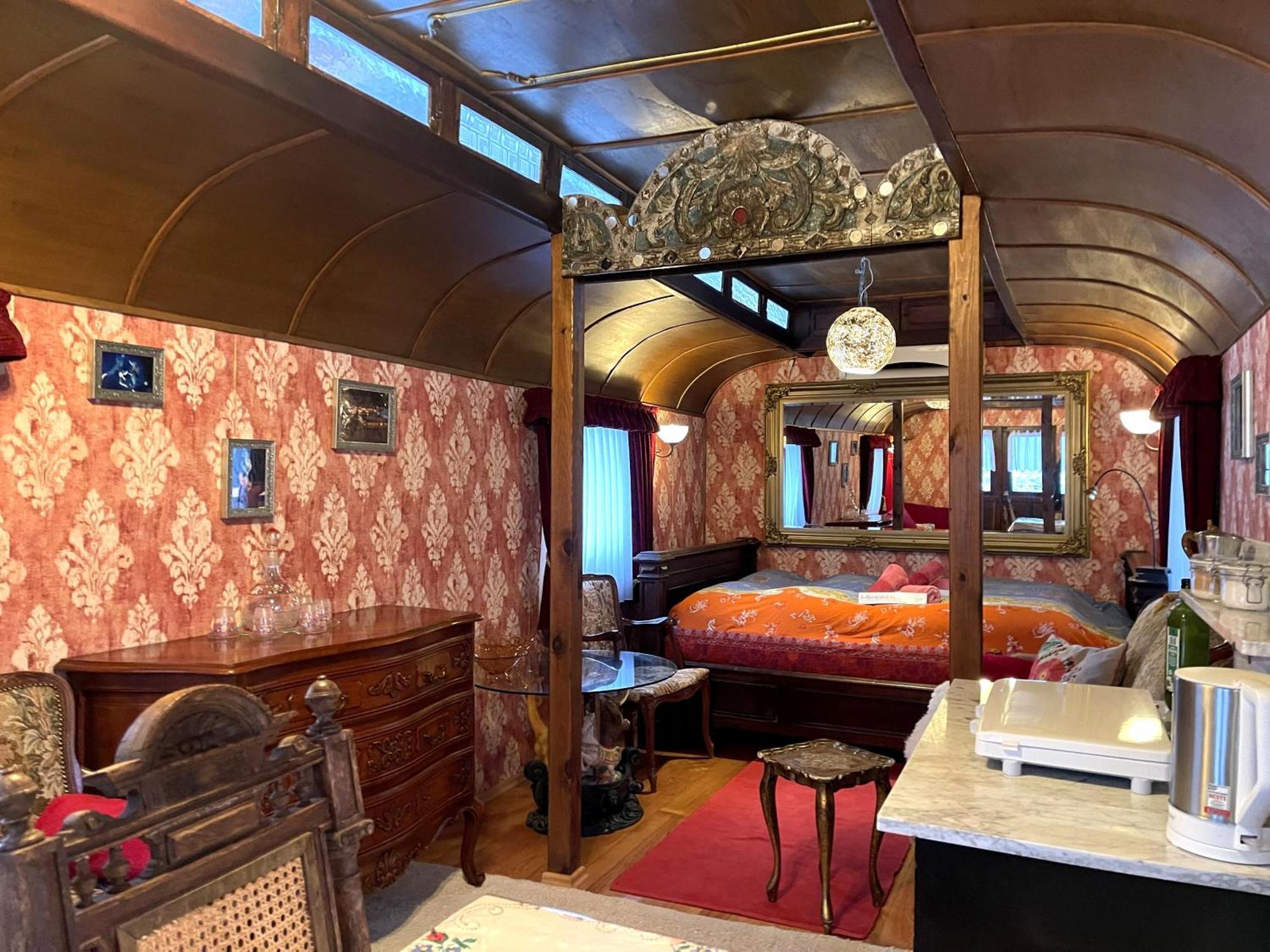 Historischer Zirkuswagen Mit Terrasse Und Blick Ins Gruene Witzenhausen Esterno foto